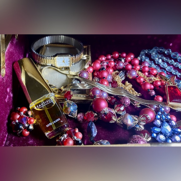 Vintage jewelry lot with Vintage Jewelry Box. - Picture 4 of 16